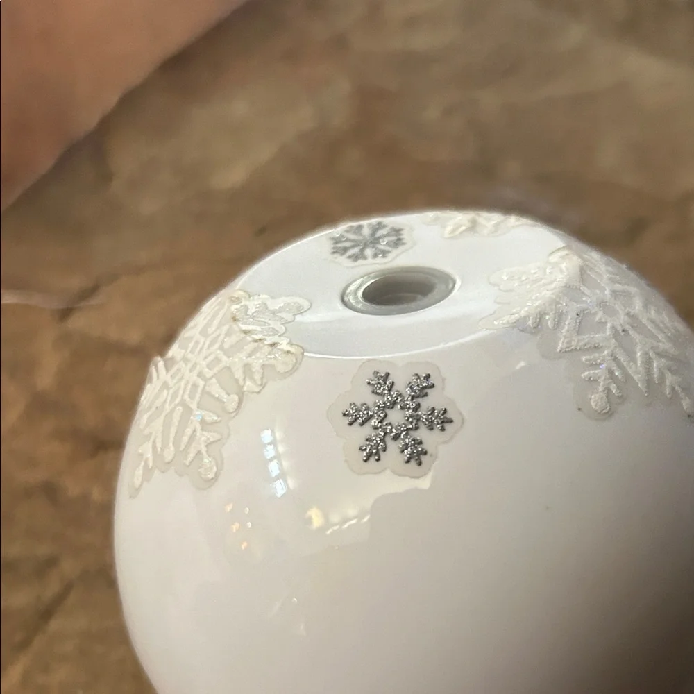 N/A white silver